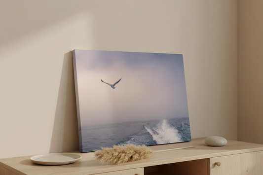 Visuel d'ambiance toile sans bord blanc - Seule sur la brume